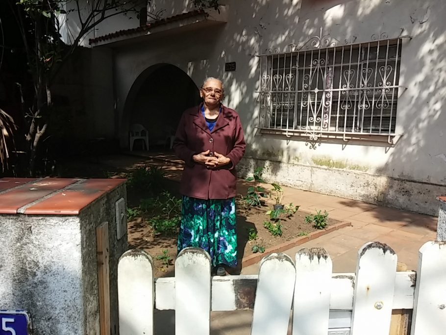 Luzia na porta da casa da rua Honduras, ocupada pela Frente de Luta pela Moradia