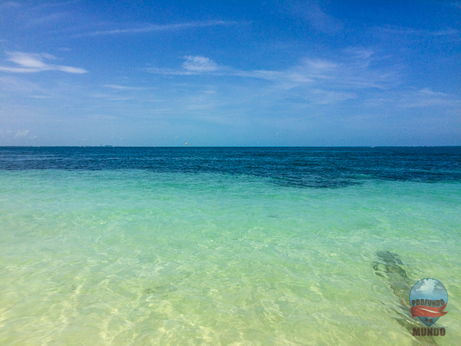 Mar azul turquesa e tranquilidade na Playa Tortugas, em Cancún.