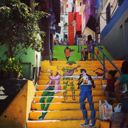 Escadaria em uma das entradas do Santa Marta ganhou nova pintura