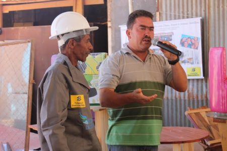 Fernando, o fundador da Sonho de Liberdade, em apresentação durante visita à cooperativa