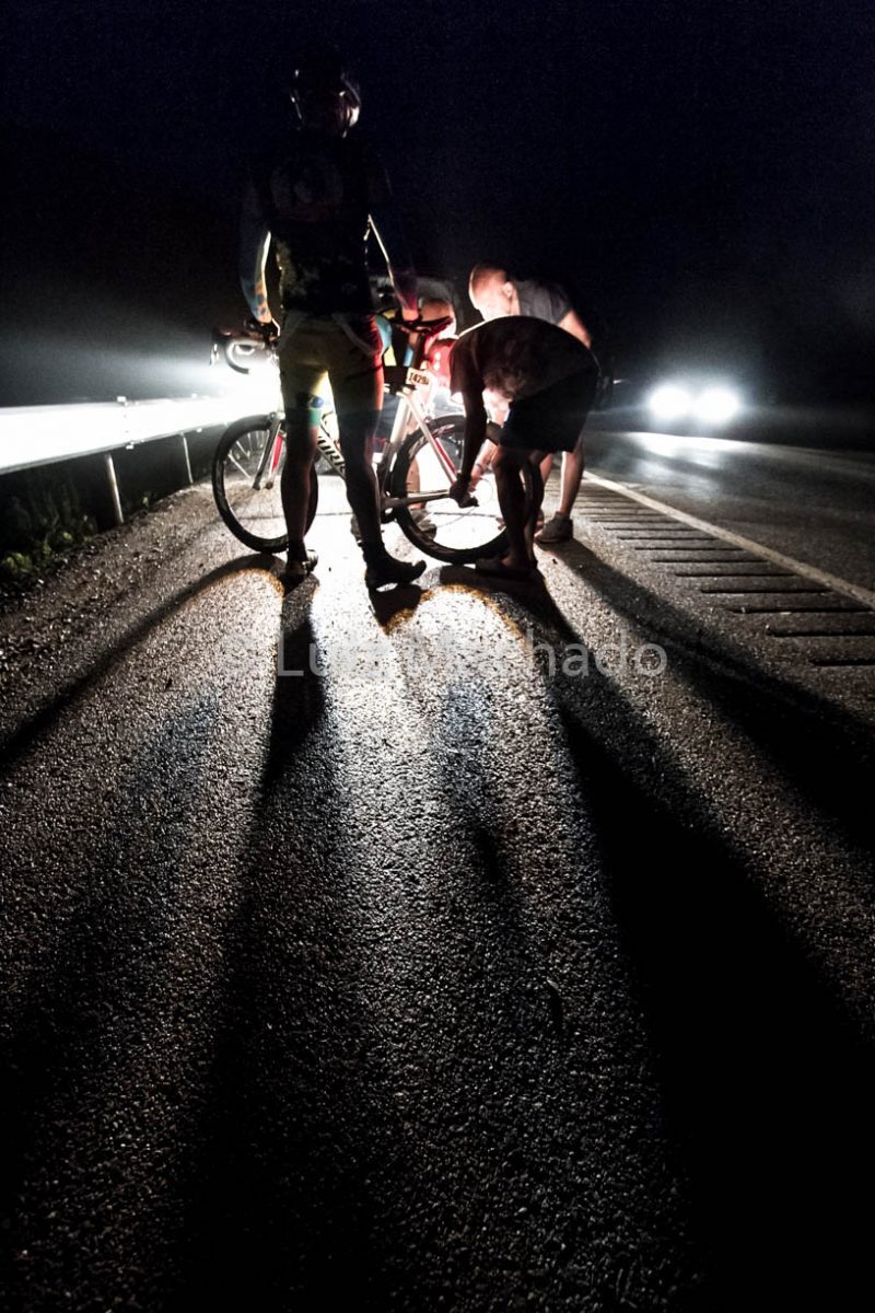 Trecho noturno da RAAM, prova de ciclismo dos EUA considerada a mais difícil de todas