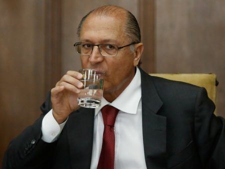 Alckmin foi criticado por não assumir gravidade da crise hídrica, deixando bairros inteiros sem água por dias