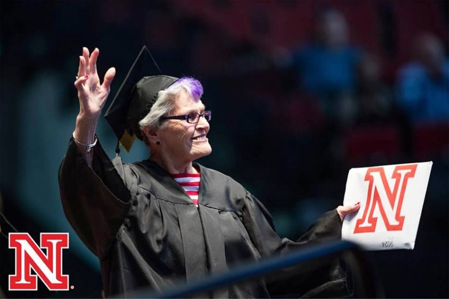 Jean Kops na formatura da Universidade de Nebrasca-Lincoln