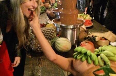 O bar provocou revolta ao usar mulheres como “bandejas” para frutas