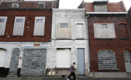 Fachada de casas em ruas abandonadas na cidade de Roubaix