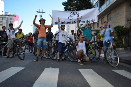 Ativistas durante manifestação na inauguração da ciclovia da Av. Paulista