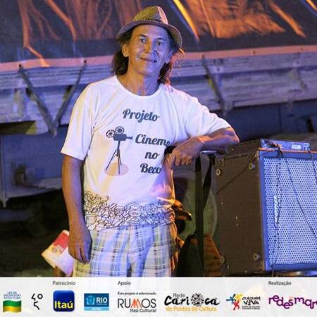 Para financiar o projeto, Begha Silva vede óleo reciclado na comunidade