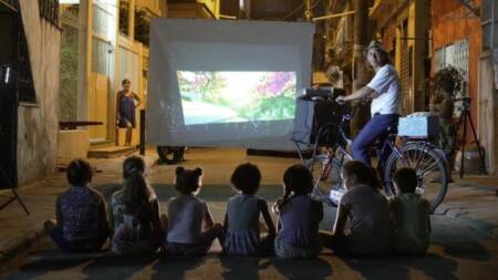 O morador escolhe um beco nas vielas da região para projetar filmes às crianças