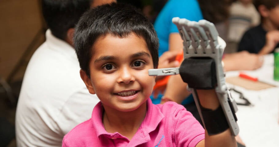 Próteses são feitas de plástico e têm um custo mais acessível