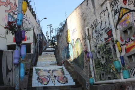 Os 94 degraus de uma escadaria na Vila Madalena passam por processo de revitalização