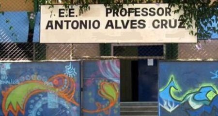 Considerada a melhor escola da rede estadual, a Escola Professor Alves Cruz prepara o aluno para o vestibular desde o primeiro ano do ensino médio