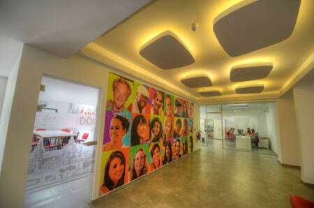 Interior da escola LAL Malta, localizada em Sliema