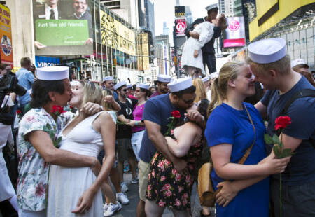 Casais homenageiam cena do beijo na Times Square