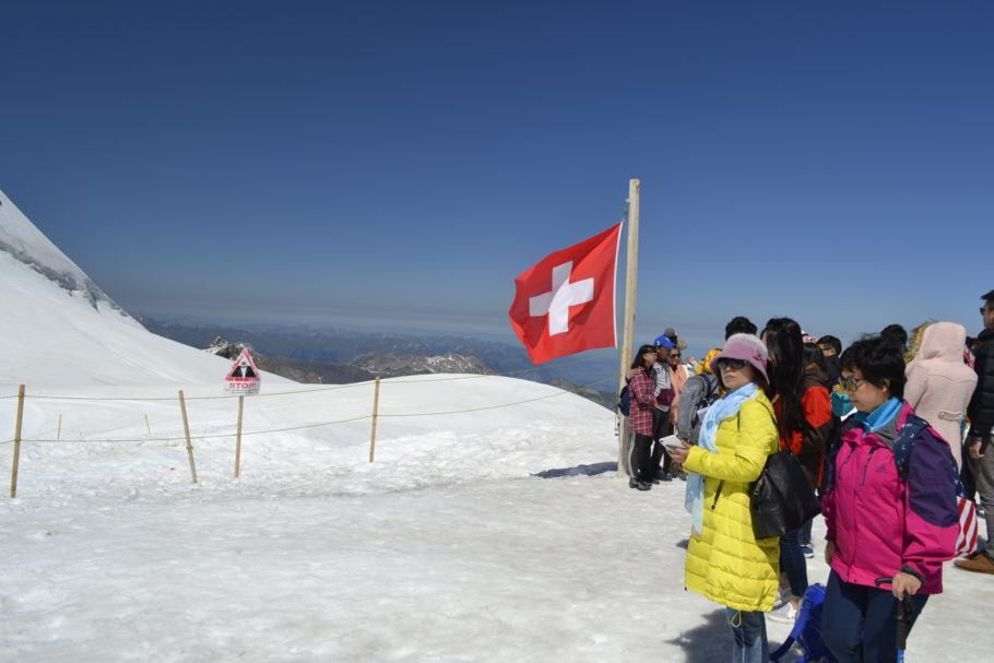Turistas no topo da Jungfraujoch, principal atração de Interlaken
