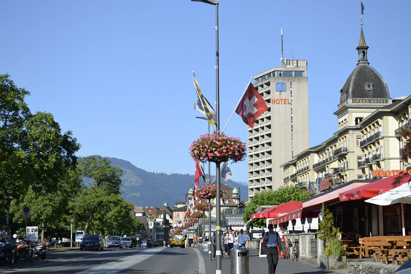 Avenida Höheweg, que conta com cafés, hotéis, lojas de lembrancinhas, joalherias, boutiques e chocolatarias