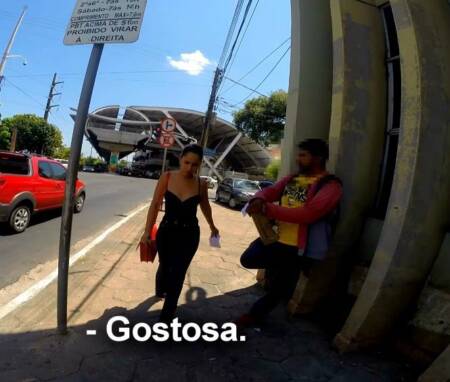 No vídeo, é possível ver comentários e olhares abusivos dos homens durante o trajeto