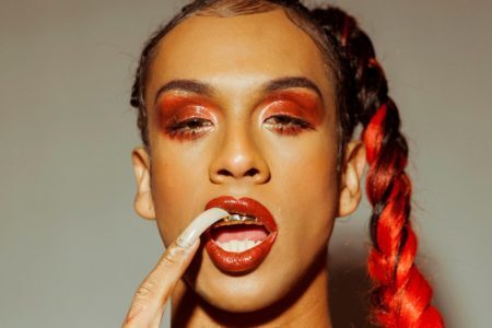 A cantora e atriz Linn da Quebrada luta contra a transfobia em todos os seus trabalhos e afirma que ser travesti é um ato de resistência