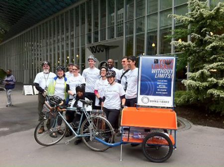 O projeto de Seattle transporta livros em bicicletas para comunidades carentes