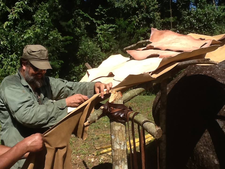 Giuliano Toniolo na Construção do Parque Bushcraft, em Paraty