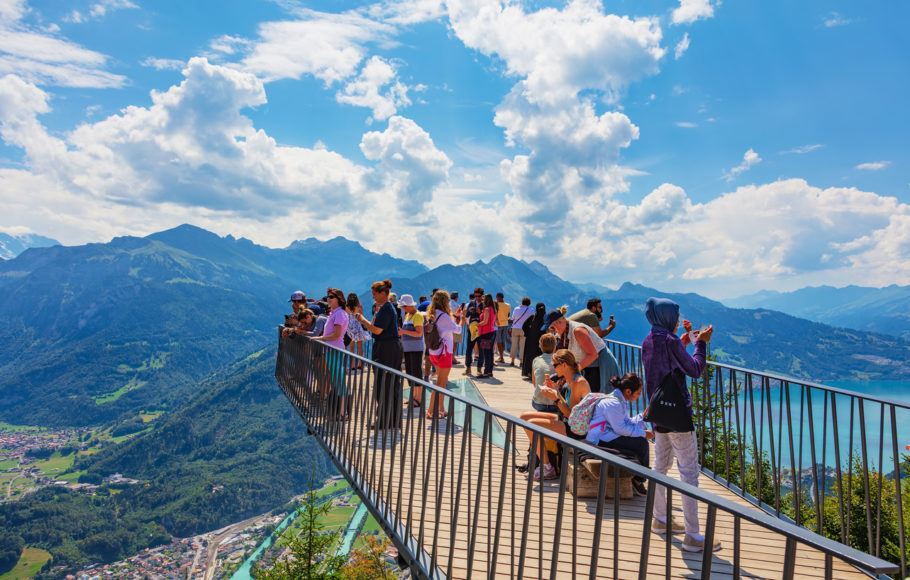 Turistas na plataforma de observação do Harder Kulm, uma das atrações imperdíveis em Interlaken