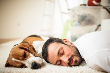 De acordo com o médico, é fundamental dormir 30, 40 ou 50 minutos pela tarde