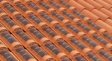 As telhas substituem os painéis para captação de luz solar