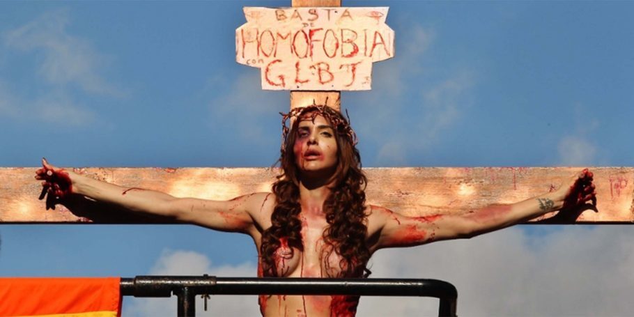 A modelo ficou conhecida por encenar crucificação na Parada Gay de 2015