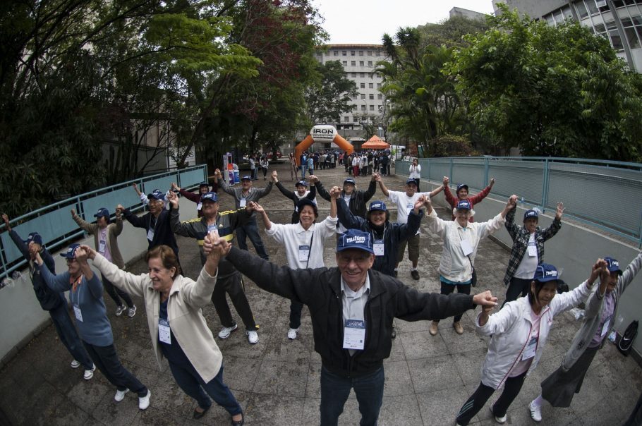 Idosos participam de atividades do Dia Internacional do Idoso em São Paulo, em 2013