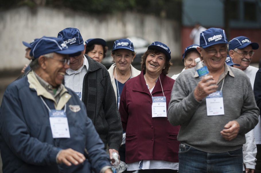 Público da terceira idade participa de caminhada no Dia Internacional do Idoso em São Paulo em 2013