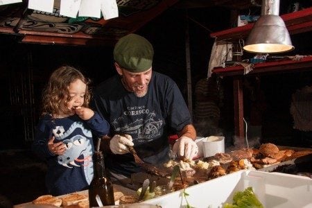 Noah ajuda o pai, Chris, na chapa do Clandestino