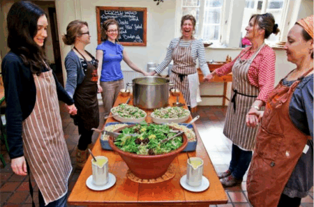 No Schumacher College, depois de fazer a comida é hora do ‘blessing’ antes se servi-la