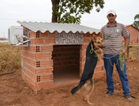 O autônomo Wyomar Ramos de Araújo e sua cachorra, Hana