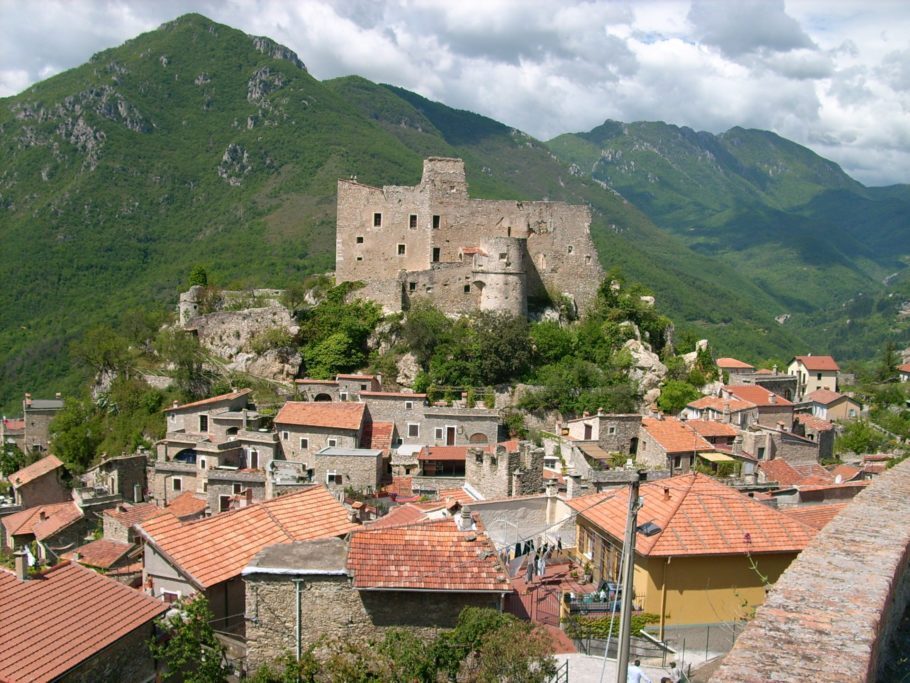 Vista do vilarejo de Castelvecchio di Rocca Barbena, na Ligúria