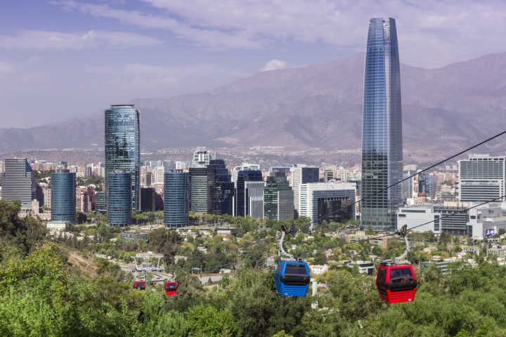A capital chilena é uma ótima opção de destino para viagens nas férias, ainda mais em tempos de alta do dólar. Os principais passeios e atrações da cidade saem por menos de R$ 200 por pessoa