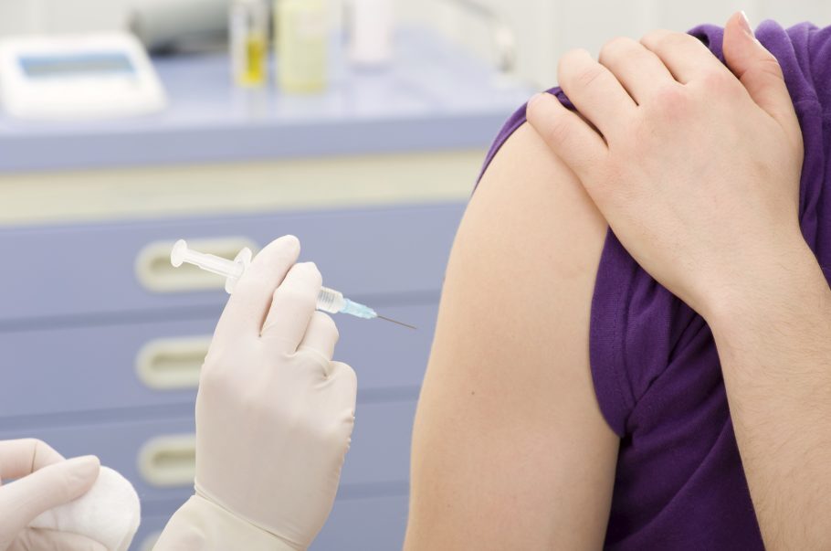 A vacinação contra o HPV é indicada pela OMS e dificilmente causa efeitos colaterais