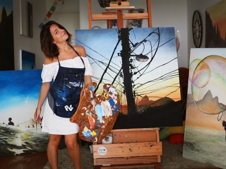 Mariana largou o design para se dedicar às pinturas do Rio