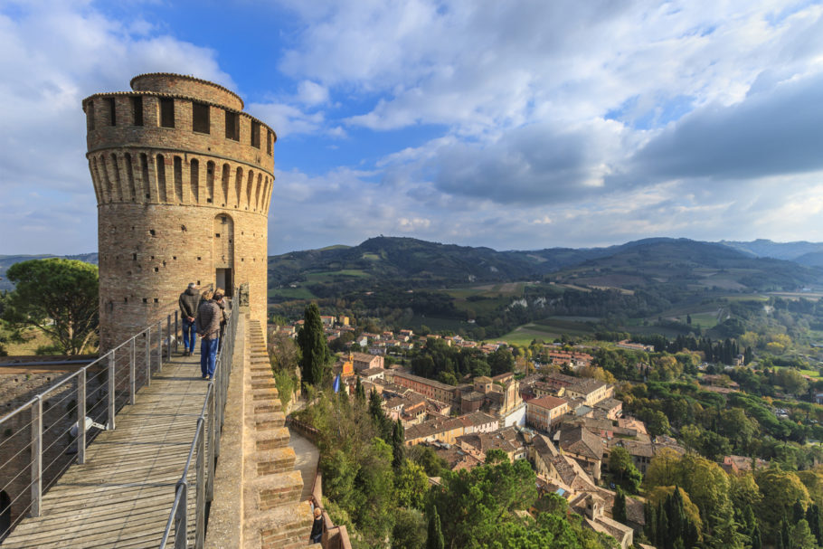 Touristas visitam a Rocca Manfrediana,fortaleza construída em 1310
