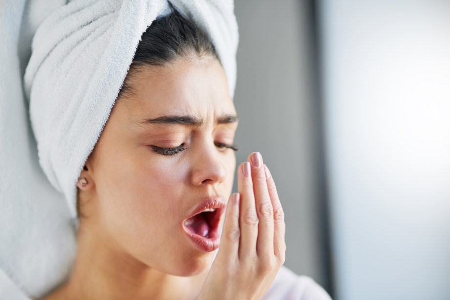  Manter toda boca bem higienizada ajuda a evitar mau hálito