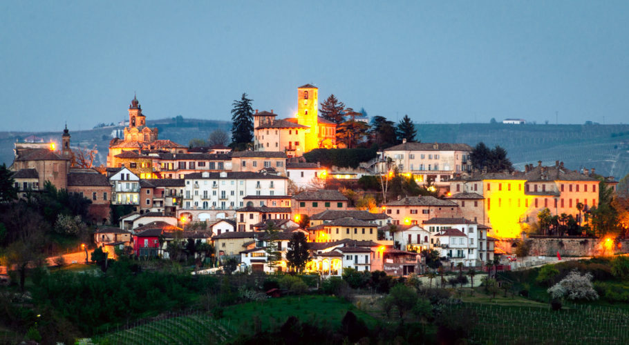 O vilarejo medieval de Neive , na região de Piemonte, na Itália