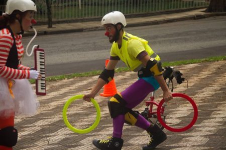 O espetáculo conta a história do palhaço Trapino (à esquerda), um ciclista que passa por perigosas aventuras para conseguir se locomover pela cidade