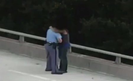 Homem foi abraçado depois de salvar a vítima
