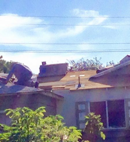 Richard Dubiel consertando o telhado de casa sozinho