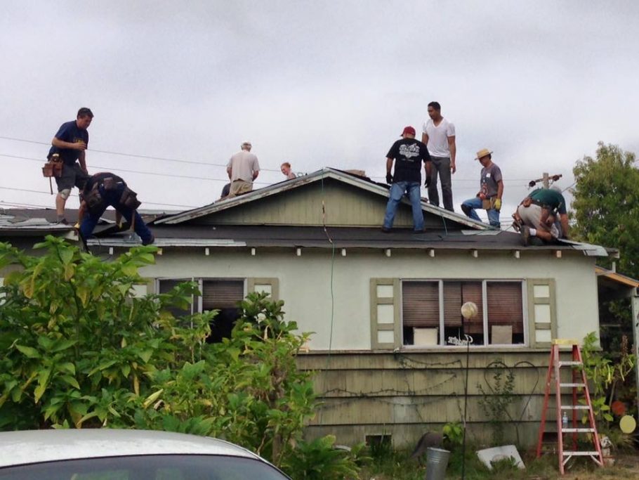 Voluntários que ajudaram no conserto do telhado após convocação por post no Facebook