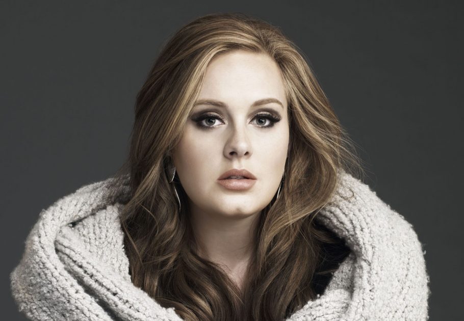 Adele ainda criticou a pressão da sociedade sobre as mães