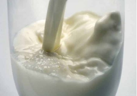 Água e sabão são usados para dar um ar de frescor no leite