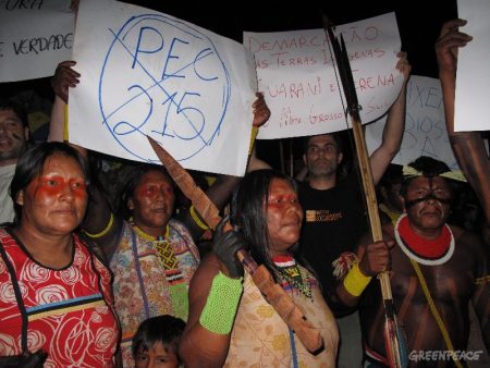 Manifestação contrária à aprovação da PEC 215, que dificulta a demarcação de terras