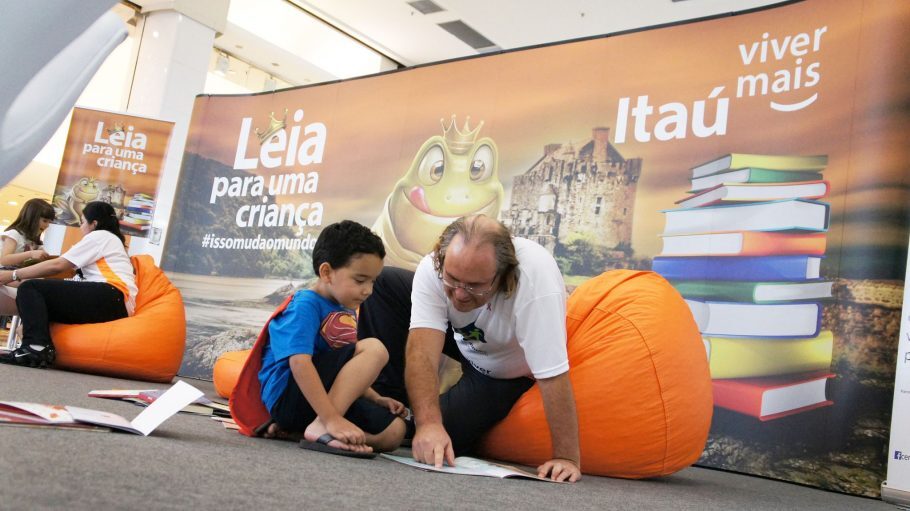 Voluntário lê para criança