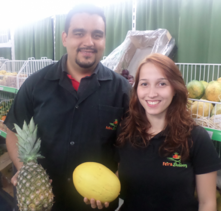 Rafael e a esposa Jéssica dentro do ônibus da Feira Delivery.