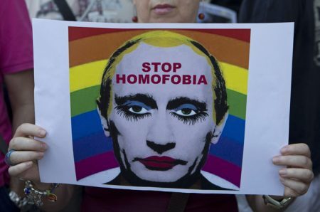 Manifestação contra política genocida que atinge população LGBT na Rússia, destacando a imagem do presidente Vladimir Putin