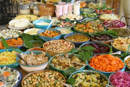 Cardápio do jantar contará com iguarias da cozinha árabe como tabule, hommus e banaganush